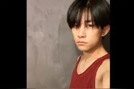 易烊千玺晒图说：走啊泡脚去。粉色盆少女心十足，手上还带小皮筋图片