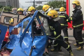 浙江一消防员出警救援，看到救出的人后发现竟是岳父岳母图片
