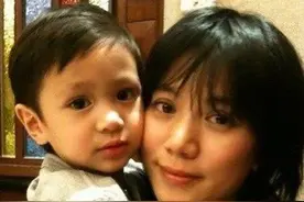 张智霖15岁儿子与俩美女出游，女方身材出众气质好，众人开心合影图片