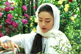 62岁杨丽萍指甲保养每年18万，护肤却只用基本款，保养得太好了图片