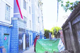 扬州鸿福家园业主装电梯，挡了消防通道？图片