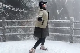 55岁刘嘉玲再登黄山，穿两件厚外套身材仍纤细，雪地撒欢颠覆形象图片