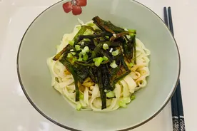 制作手擀面条，加盐加碱都不对。这2步才是关键，爽滑劲道特好吃图片