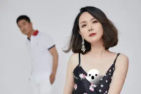 难怪郭晓冬不让程莉莎裙子短过膝，看到她穿开叉裙，这腿得买保险图片