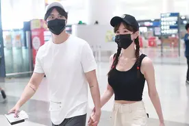 小五张檬现身机场，深情对望撒狗粮，网友却喊：别摆拍了图片