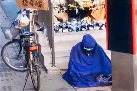 郑州穿着雨衣等待女儿的父亲，是中国百万失独家庭的缩影图片