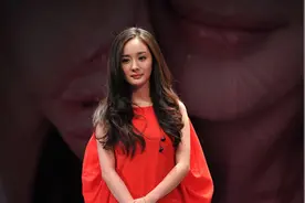 杨幂一双美腿挺出名，穿蓬松红裙配双色裤袜，真叫人移不开视线图片