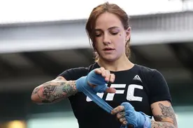 爱纹身的格斗小姐姐又受伤了，简单快乐但不富裕图片