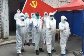 党旗飘飘 | 都市守夜人的“雨夜情思”图片