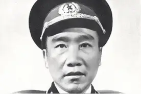 红军被农民救下，靠乞讨回部队，成将军后欲报恩，老农提了个要求图片