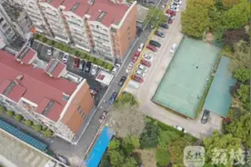 南京江东北路规划道路没建成 变成小区收费停车场图片