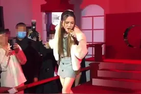 邓紫棋出席活动观众冷漠？被嘲腿短个子矮，卖力演唱观众面无表情图片