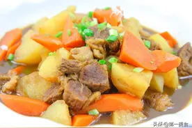 牛腩炖土豆很多人都做错了，掌握焯水技巧，鲜嫩不腥，汤汁浓香图片