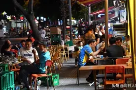 摆摊风口上的成都年轻人：冰粉摊扎堆，边卖耳环边拍抖音图片