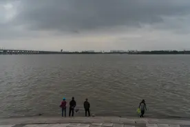 一场大雨，给松花江畔带来了片刻安静图片