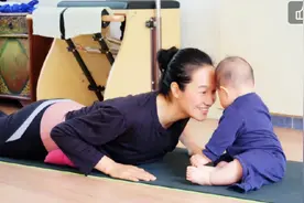 朱丹挺孕肚做运动，小小丹旁边“捣蛋”，母女互动好温馨图片