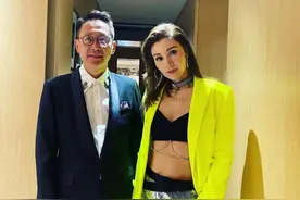 51岁李嘉欣同框老公，罕见辣妹风穿搭抢眼！生了儿子肚子依旧光滑图片