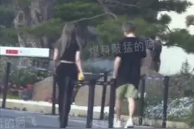 周扬青恋情曝光？路上被小6岁男生搂肩，男方被扒出家境不简单图片