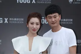 章子怡大嫂也挺美的，穿件开口裙优雅又大方，不显肩型却挺显瘦图片