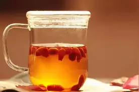 “保温杯里泡枸杞”，真能起到养生的作用吗？不妨一起了解一下图片