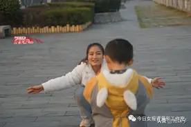 湖南22岁双学位姐姐带4岁孤独症弟弟上班，常被误会是母子图片