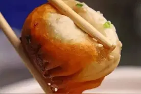 常州这家路边小店，鲜肉生煎包7元4个，每逢周末店门口水泄不通图片