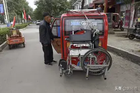晋南农村，75岁老人开电动三轮车，带半身不遂老伴周游散心图片