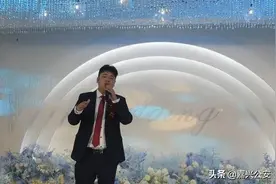 出乎意料！婚礼现场新郎做了这件事…图片