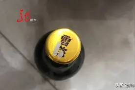 蹊跷！啤酒瓶盖日期被刮掉，啤酒箱上二维码、条形码被故意涂抹，这酒还敢喝吗？图片