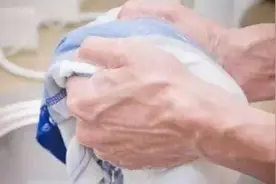 毛巾用久了就变得“又脏又滑”? 在“水”里泡一会，马上洁净如新图片
