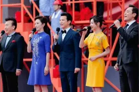 央视五一晚会：万茜，刘烨首次主持，阿兰，毛晓彤娇俏可人图片