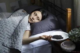 女孩瘫痪在床，邻居热情照顾，背地却暴露本性，人性猛片《叔叔》图片