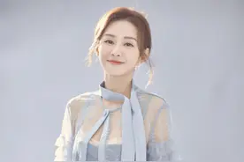 郑合惠子衣品太个性，烟灰色隐形纱裙秀出好身材，清新时尚又养眼图片