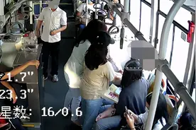 女孩坐公交车突发哮喘，满车乘客都在帮忙，警车开道把车带去医院！图片