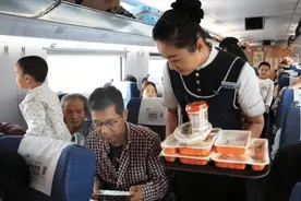 为何大家宁吃泡面，也不买动车高铁上的盒饭？美女乘务员揭秘图片
