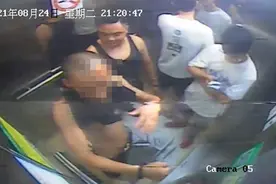 醉酒男子怒砸控制面板致电梯急停，被困长达70分钟！救出后直接被警方带走图片