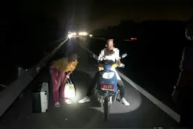 从广西骑回哈尔滨？！一对男女深夜骑电动车上高速图片