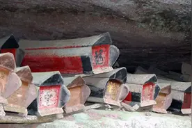 在中国丧葬文化里，棺材的选择有讲究，5种不同颜色对应不同人图片