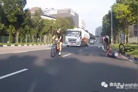 脚踏车骑行者遭金属物体绊倒！差一秒就会被巨型卡车碾过……图片