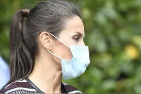 莱蒂齐亚：49岁白发飘飘，却不染不挡，气质依旧岁月不败美人图片