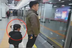 地铁上的一对父女走红，爸爸的行为令人称赞，网友：最高级的炫富图片
