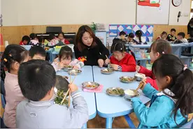 孩子饭还没吃完就被老师拿走，宝妈怒斥老师反被打脸：怪她自己图片