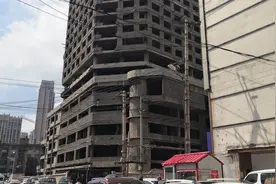 周边房价都涨十倍了，当初这栋高楼如果能建完可赚大了图片