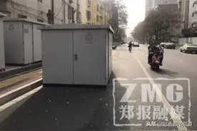 郑州一“巨无霸”配电箱堵路半月 影响通行还脏了市容图片