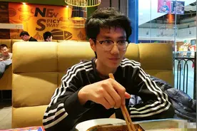 奇怪君摊牌，原来他是MC大神，完美复制教学楼，用时你肯定想不到图片