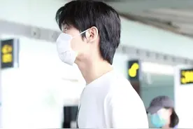 邢昭林街拍：Dior马鞍包印花白T恤 Nike球鞋学生气十足图片