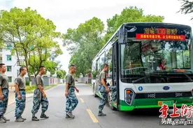 今日，130路双拥共建公交定制班车欢快“起跑”图片