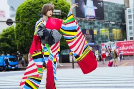 玉城Tina盛装亮相街头，艳丽和服尽显新潮风尚图片