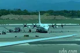 又挑衅！台媒：美军一架C130今天中午降落桃园机场装卸货物图片