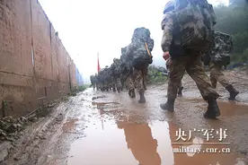 20公里！兵哥哥告诉你雨中拉练的“苦”与“甜”图片